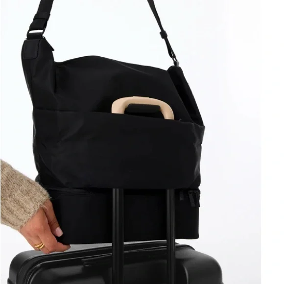 BEIS Sleek Black Crossbody Bag - Picture 10 of 13